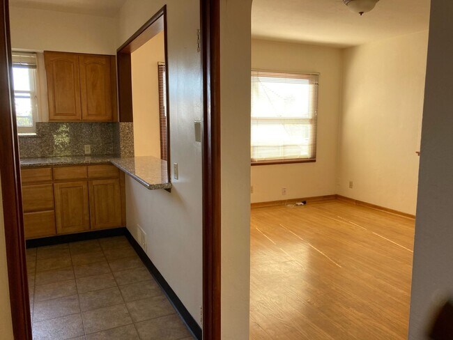 Building Photo - One-bedroom apartment in North Berkeley be...
