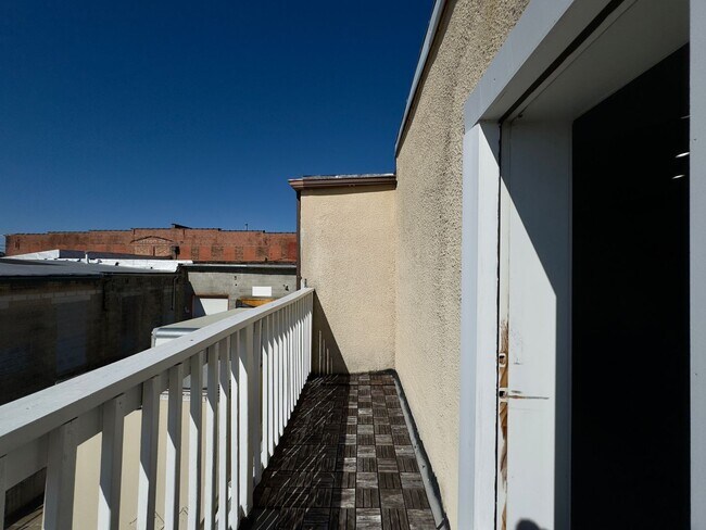 Building Photo - Charming 2Bed/2.5Bath in Washington Vilage - Extra Space in the Basement