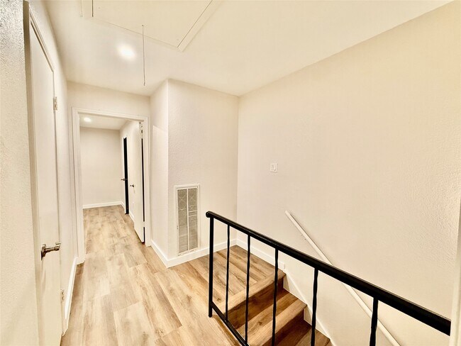 Building Photo - 11122 Village Bend Ln