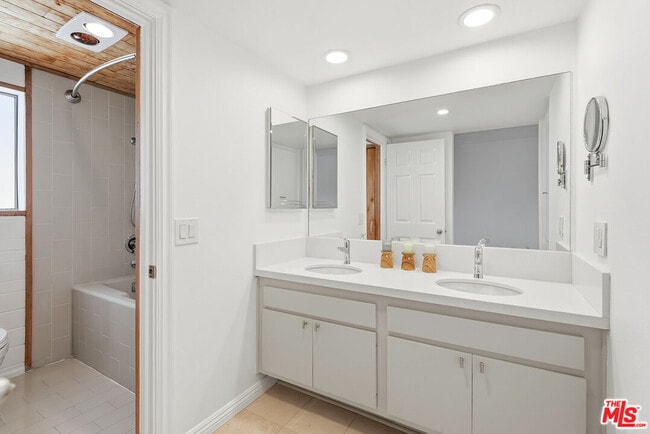 Building Photo - 13326 Maxella Ave