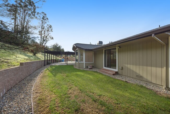 Building Photo - 9168 Eastside Rd