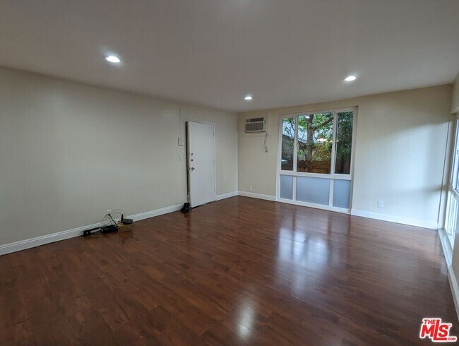 Building Photo - 633 N Sweetzer Ave