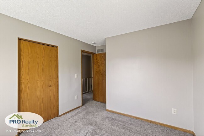 Building Photo - 3 Bedroom End Unit Townhouse