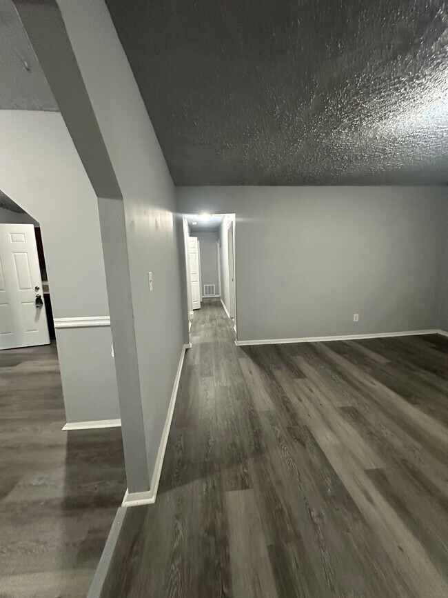 Building Photo - 400 Greenhill Way SW