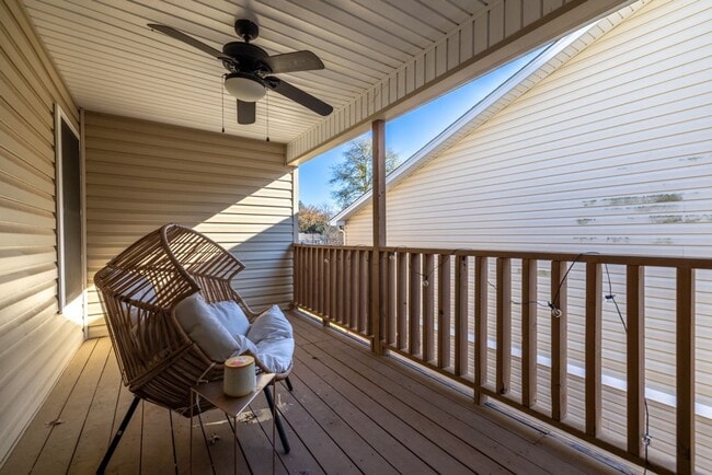 Building Photo - 204 Oak St