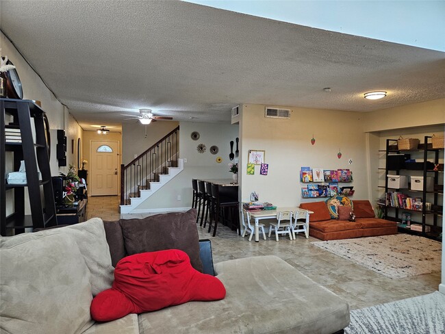 Building Photo - 1806 Saxony Ln