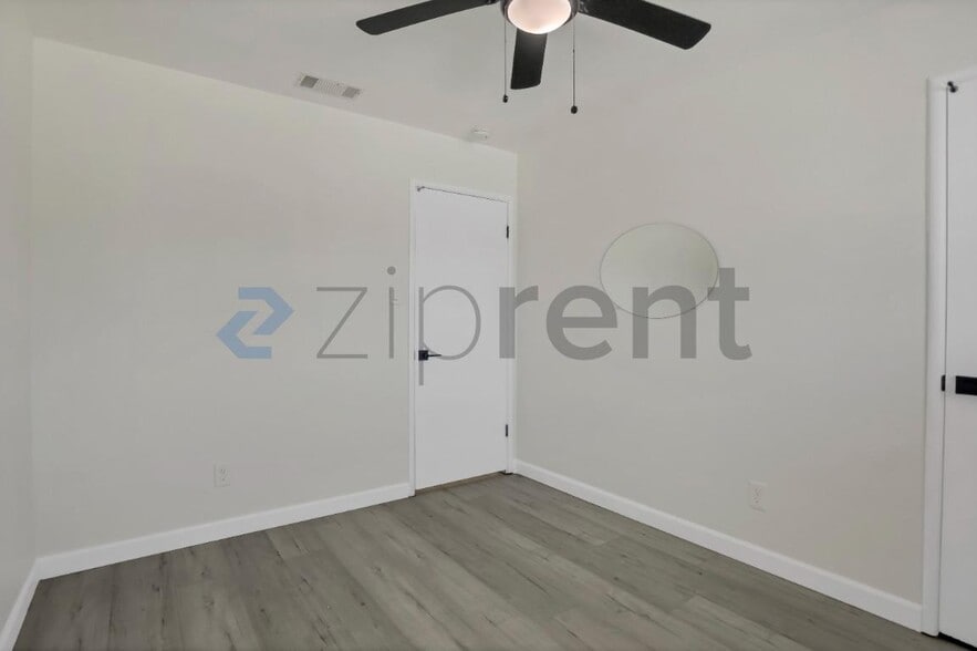 Building Photo - Unit