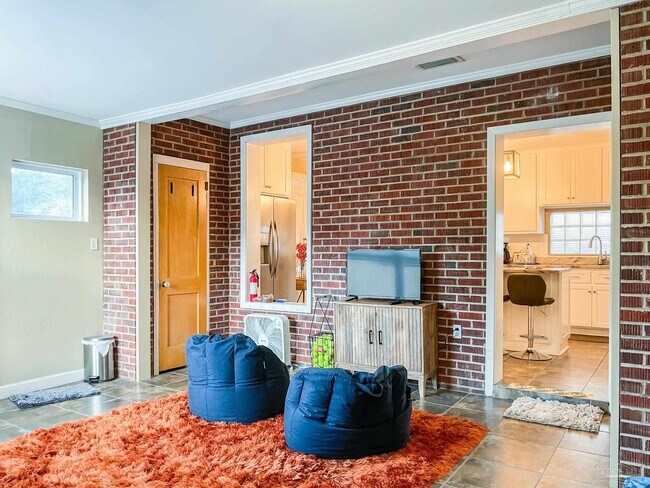 Building Photo - 1618 W Garden St