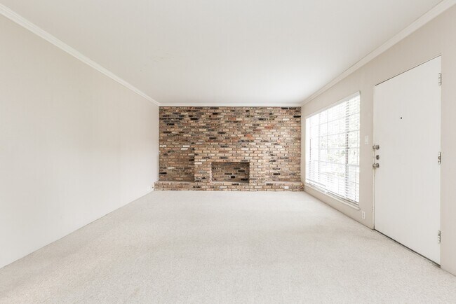 Building Photo - 2101 Fountain View Dr