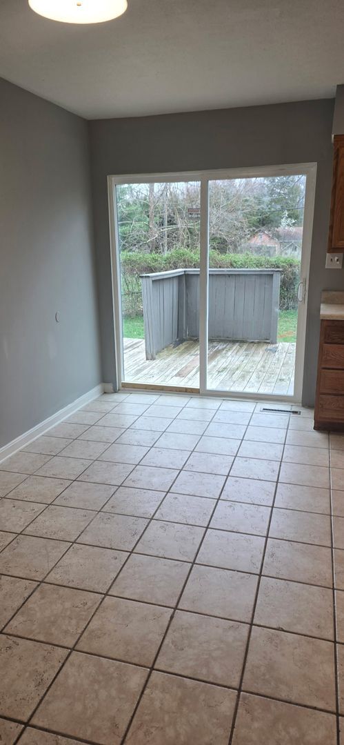 Building Photo - APRIL MOVE-IN-SPECIAL 1st Month Rent $1000 3bed/ 1.5 ba Duplex