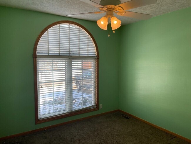 Building Photo - Home For Rent Bellevue.