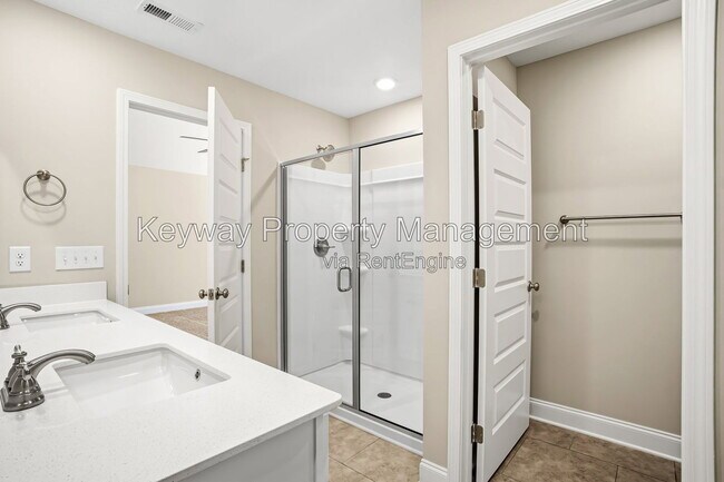 Building Photo - 3225 Venetian Dr