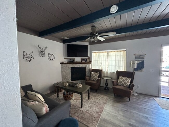 Building Photo - 3 bed / 2 bath furnished home.  6 month rental