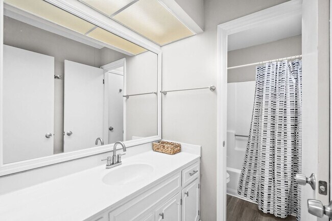 Building Photo - 405 13th Ave S