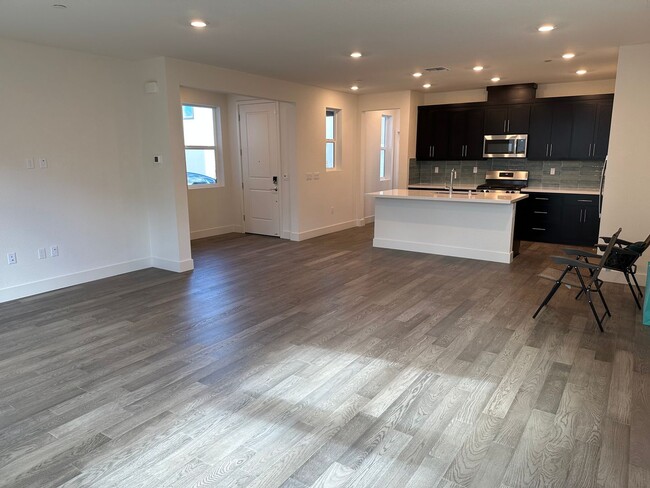 Building Photo - Beautiful 4 Bedroom / 3 Bath River Islands...