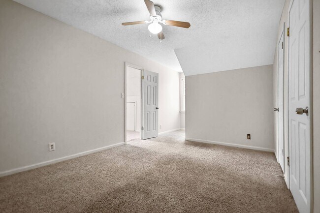Building Photo - Pet Friendly Three Bedroom!