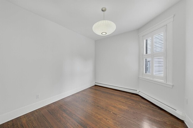 Building Photo - 722 27th St