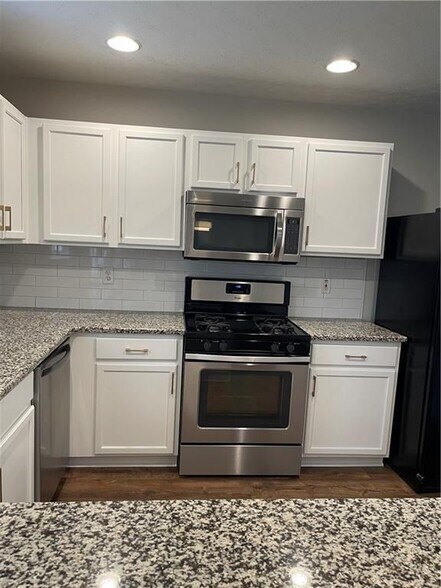 Building Photo - 160 Village Trce