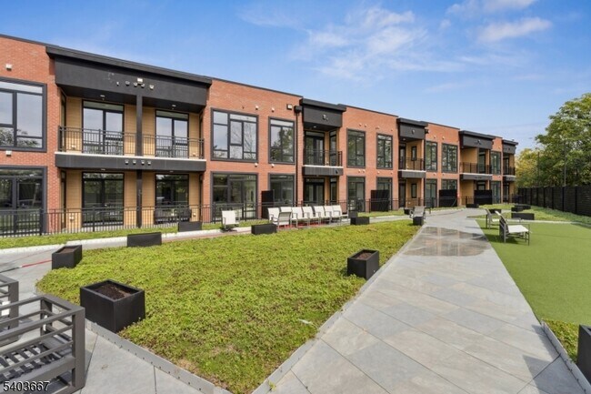 Building Photo - 140 W Webster Ave