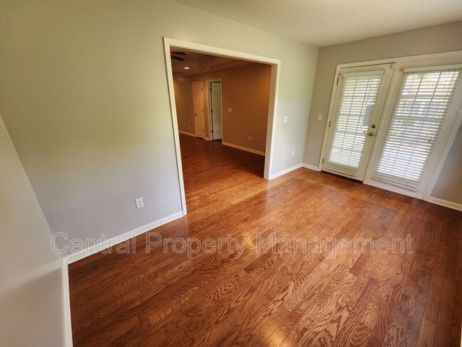 Building Photo - 107 Shalom Dr