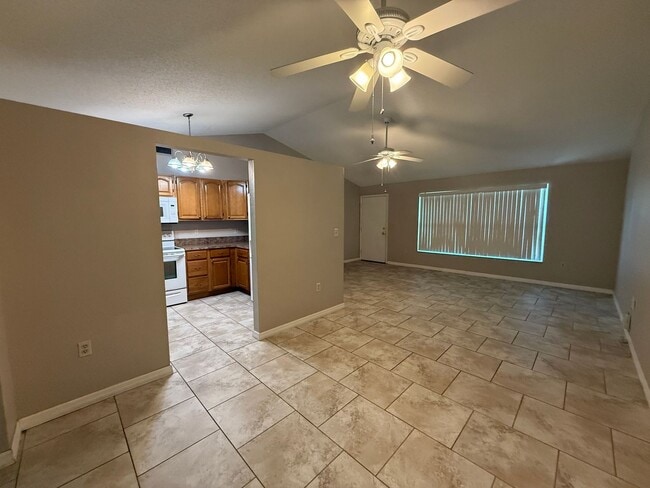 Building Photo - Spacious 2 Bedroom, 2 Bath, 2 car garage Home For Rent in New Port Richey!