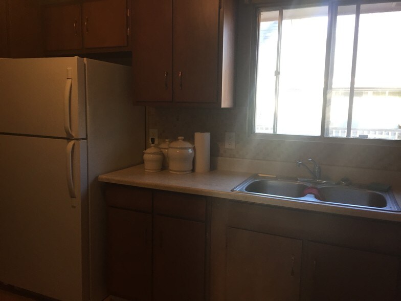 Kitchen - 4921 Chicago St