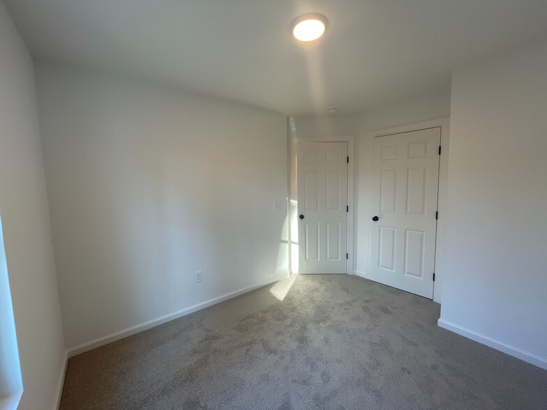 Building Photo - Room in House on Maplewood Dr