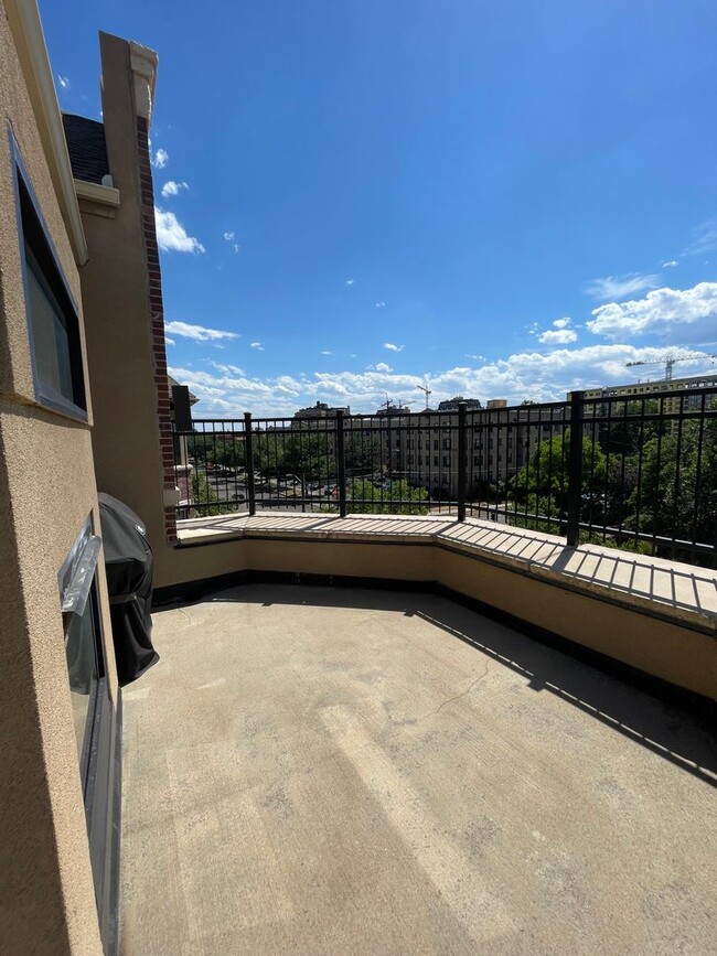 Building Photo - Stunning Penthouse Unit in Cap Hill!