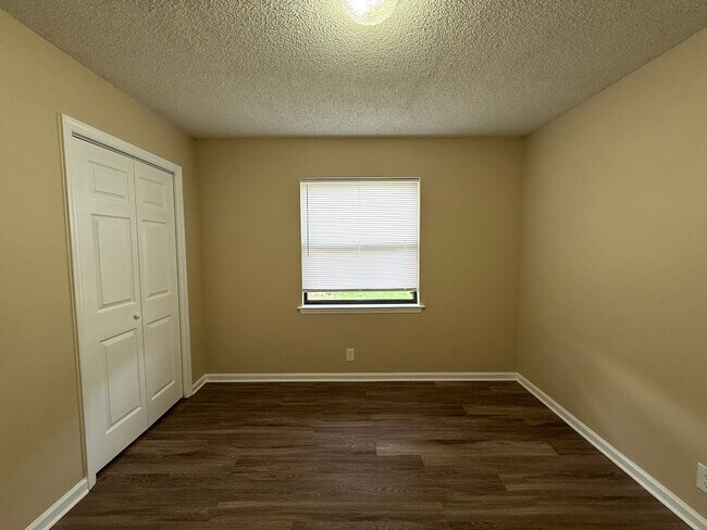Building Photo - 302 Pinedale Dr