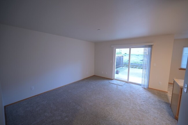 Building Photo - Super clean 2 bed 1 bath apartment in Port...