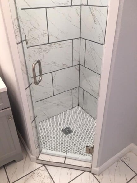 Bedroom 1 Bath Shower - 510 W Oak St