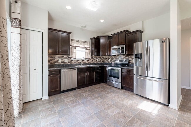 Building Photo - 4 bedroom 2.5 bath
