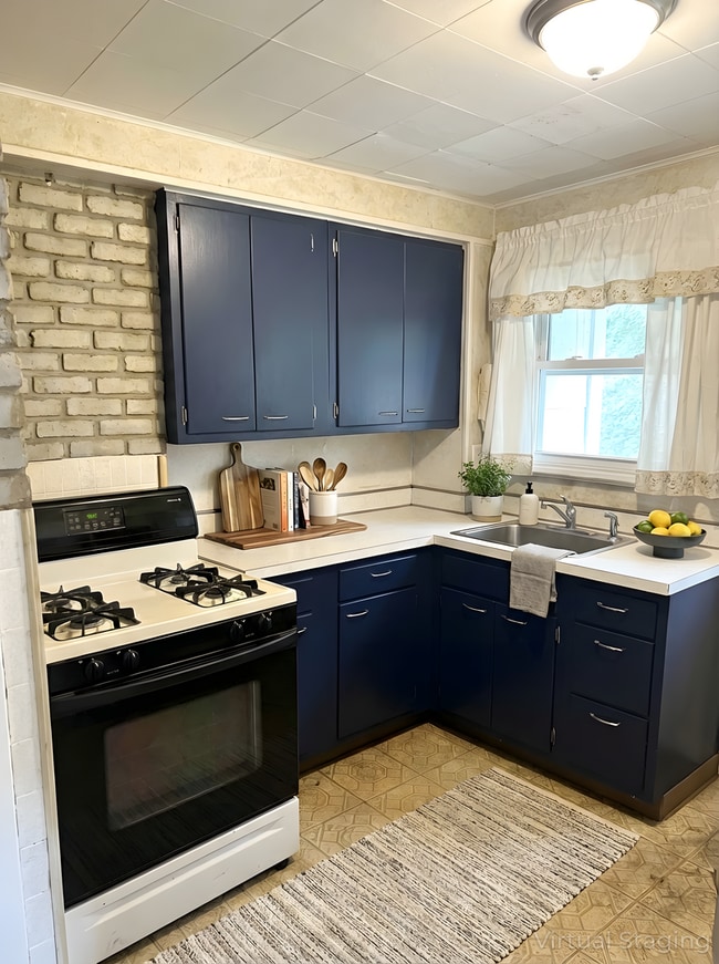 Building Photo - 3 Bedroom / 1 Bath End Unit Townhouse in Clairton