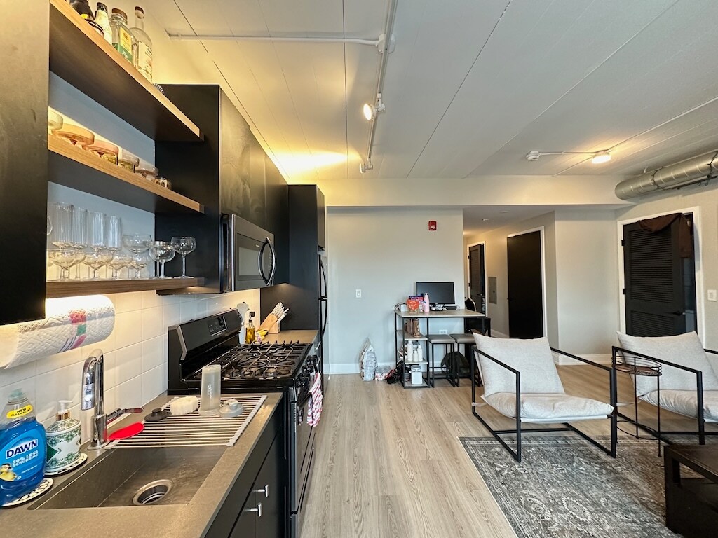 Building Photo - 941 W Belmont Ave