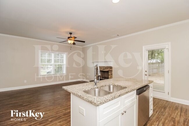 Building Photo - 28 E Newnan Rd