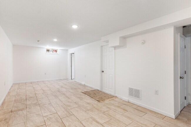 Building Photo - 1147 Inverness Dr