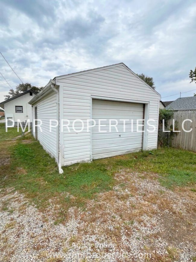 Building Photo - 2 Bedrooms / 1 Bathroom House