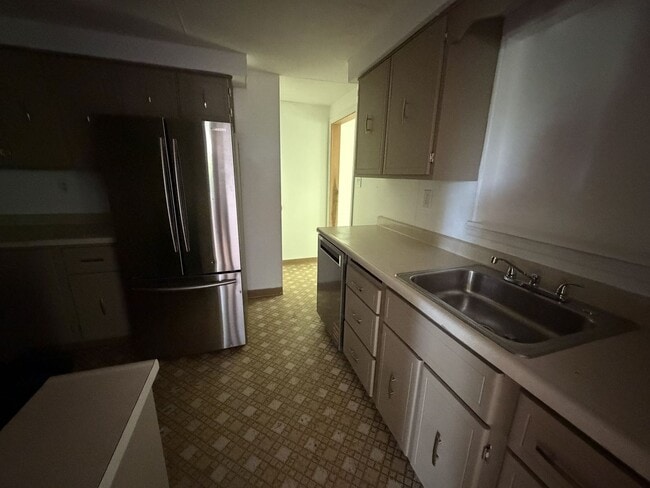 Building Photo - Price drop! Now Available for Rent in Peters!