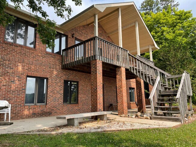 Building Photo - Three Bedroom Brick Ranch in Terrell with views of Lake Norman