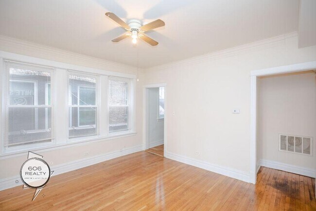 Building Photo - Marquette Park 2 Bed w/Hardwood Floors & Central heat