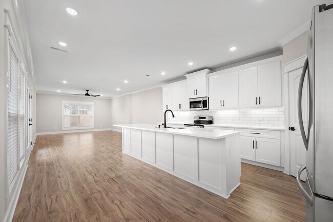 Building Photo - 454 E State St