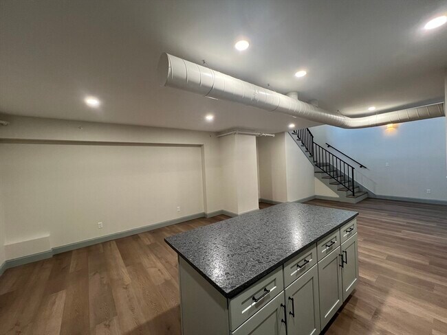 Building Photo - 160 Seabury St