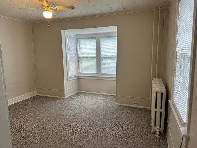 Building Photo - 637 5th Ave