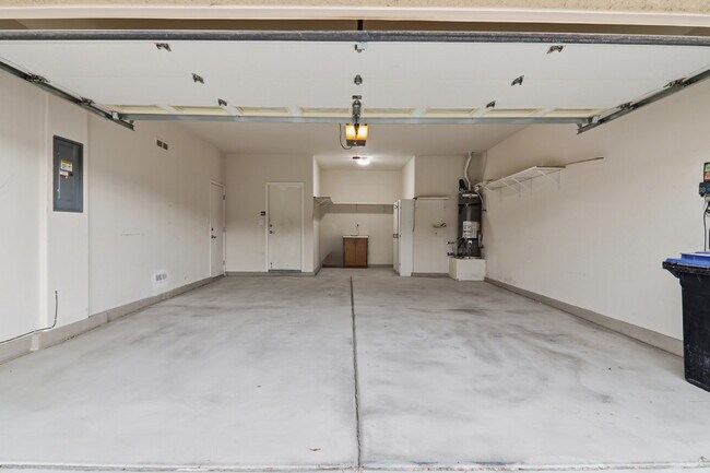 Building Photo - Comfortable single-story living! This inviting 3-bed, 2-bath home offering 1,756 sq ft with fully...