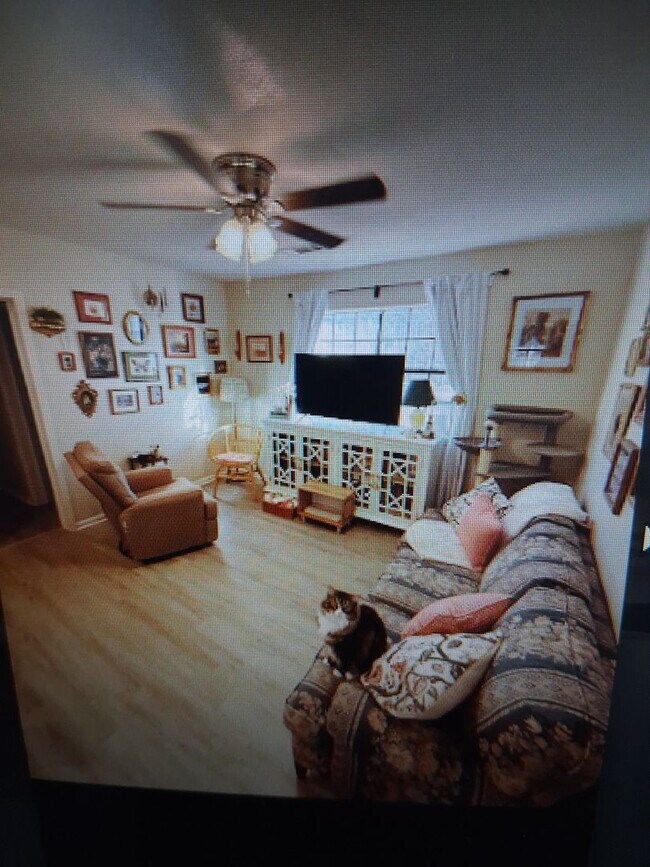 Building Photo - 2 bedroom 2 bath condo $1100.00