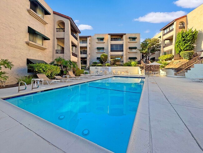 Building Photo - Charming & Spacious 2BD/2BA Condo in Bay P...