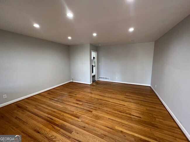 Building Photo - 827 Marstevan Dr NE