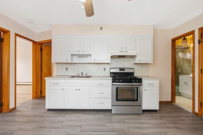 Building Photo - 39 W 51st St