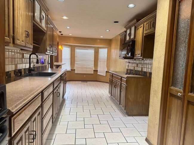 Building Photo - Charming 4 or 5 Bedroom Home with Office a...