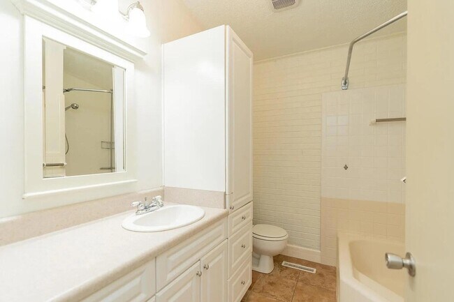 Building Photo - 203 Hathaway Dr